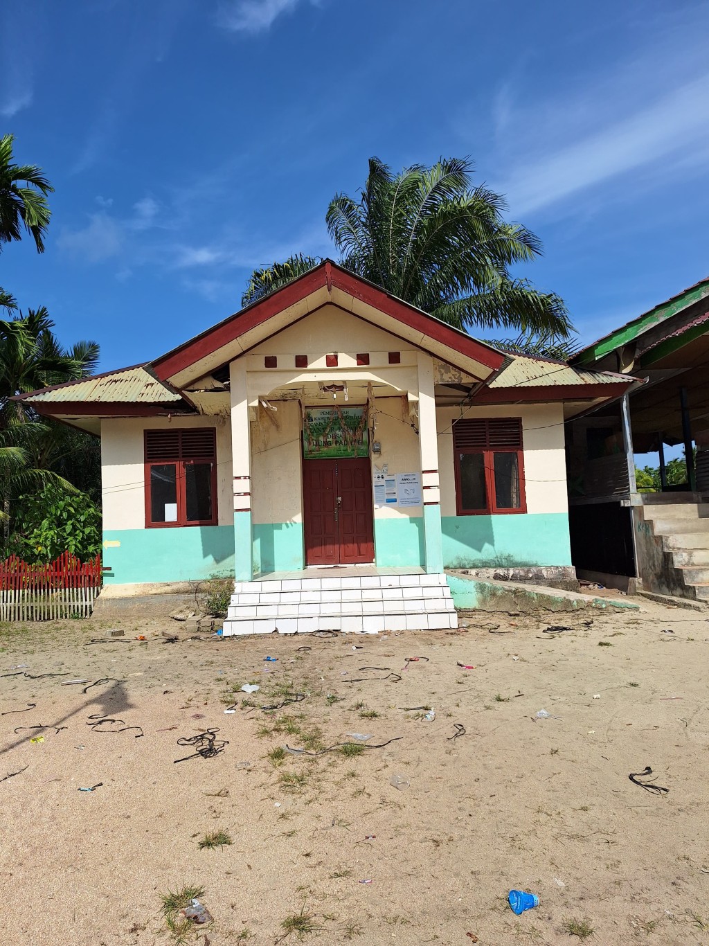 Gambar disamping merupakan gambar kantor desa ujung padang kecamatan simeulue cut